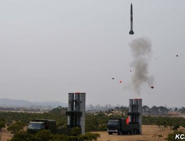 Βόρεια Κορέα: Ο Κim Jong Un επιβλέπει την εκτόξευση του νέου Α/Α όπλου